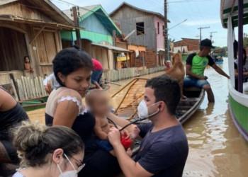 Com cheia de rio, médico de Tarauacá atende bebê dentro da água